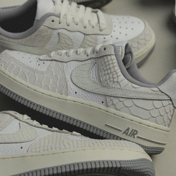 NIKE WMNS AIR FORCE 1 '07 *WHITE PYTHON* - Picture 7 of 8